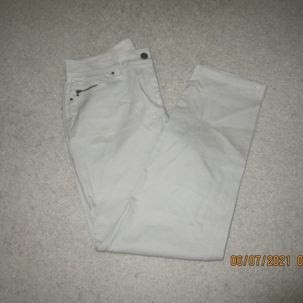 So Slimming Chico's Tan (Khaki) Ankle Pants Size 8